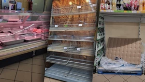 Powódź na południu Polski powoduje też problemy z zaopatrzeniem sklepów. Na zdjęciu supermarket Dino w Janowicach Wielkich