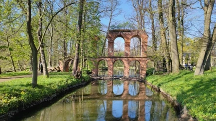 ​Te ogrody znajdują się rzut beretem od Warszawy. Wyglądają jak z bajki