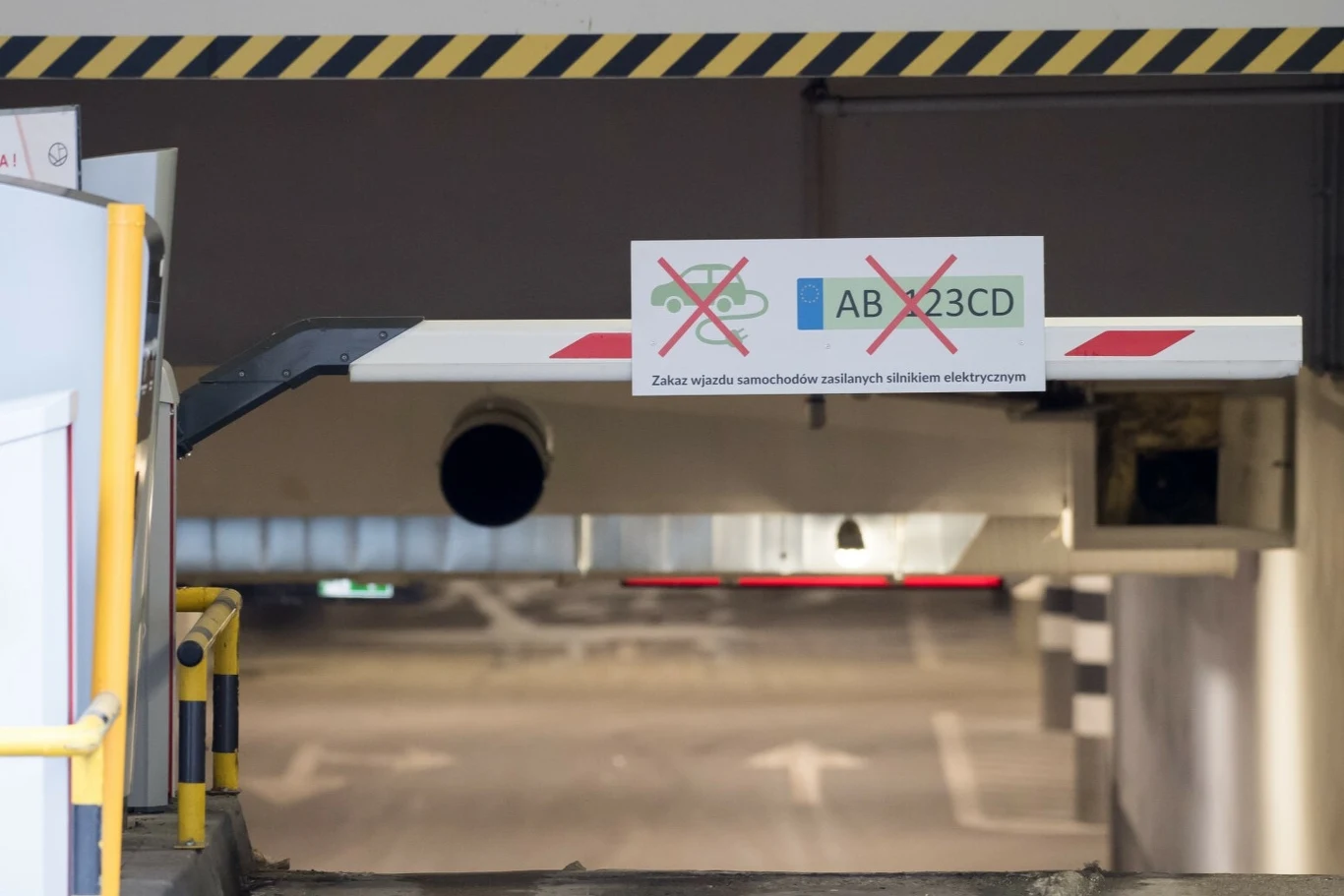 Jeśli przed wjazdem na parking umieszczono znak zakazu wjazdu aut elektrycznych, to właściciel parkingu ma na przykład prawo odholować taki samochód.
