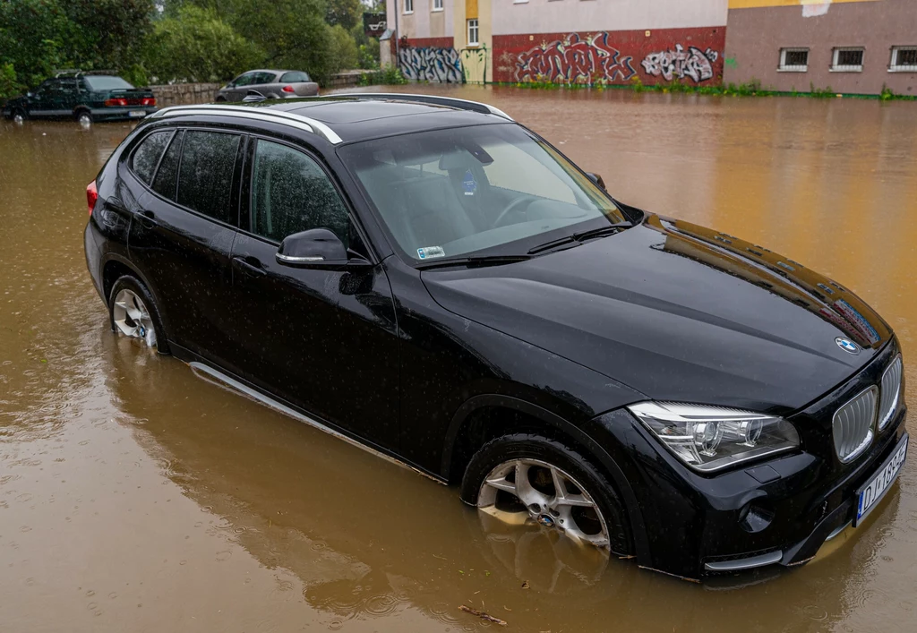 Szkoda całkowita i odszkodowanie za zalane auto? Jak działa w przypadku AC