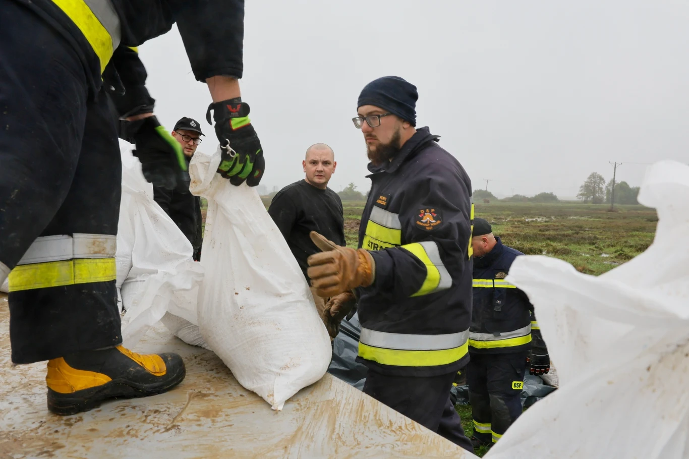 Worki z piaskiem pomagają zabezpieczyć domy przed zalaniem Worki z piaskiem pomagają zabezpieczyć domy przed zalaniem