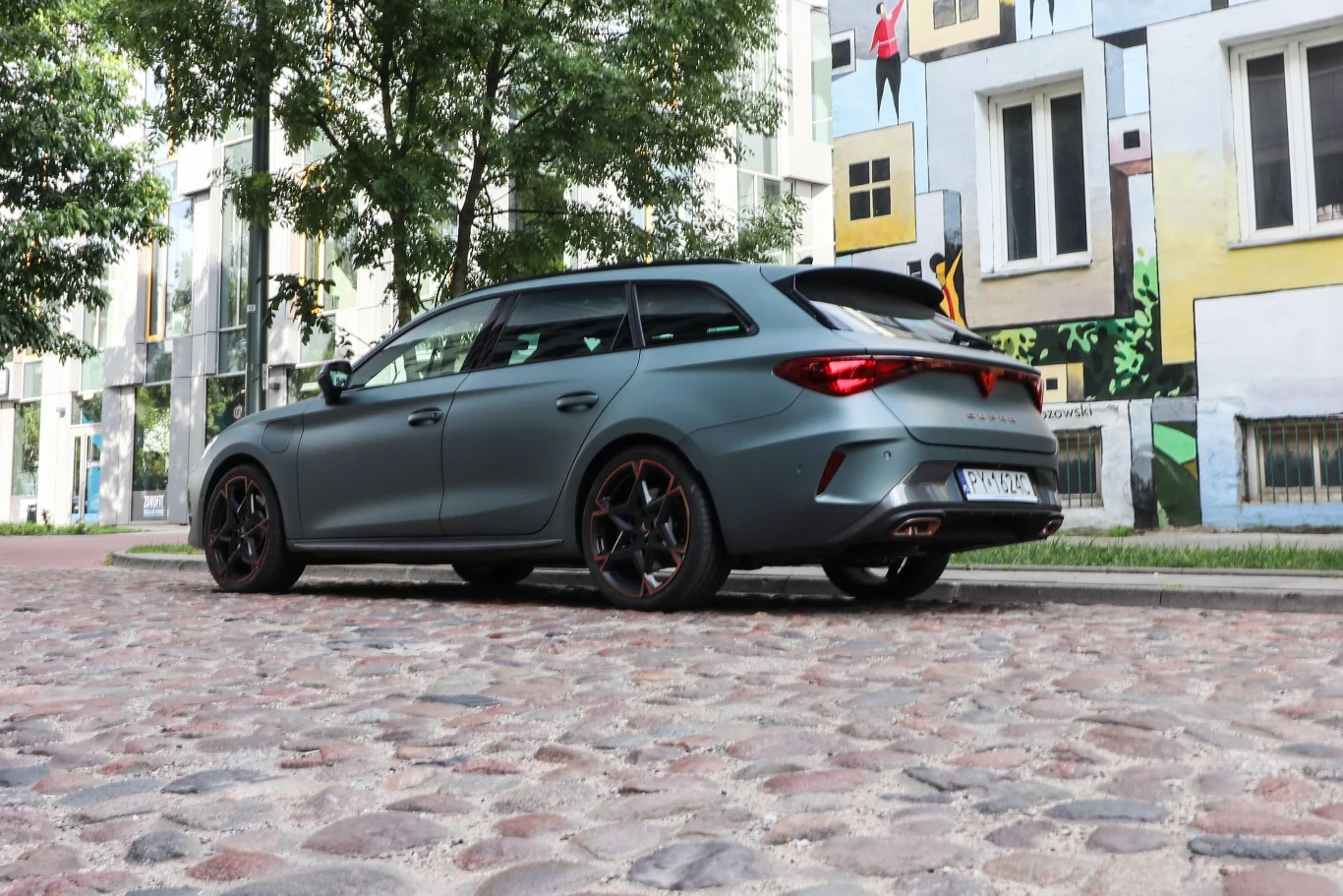 Cupra Leon dostępna jest teraz z nowym napędem hybrydowym typu plug-in. Odmiana 272-konna zastąpiła wersję 245-konną.