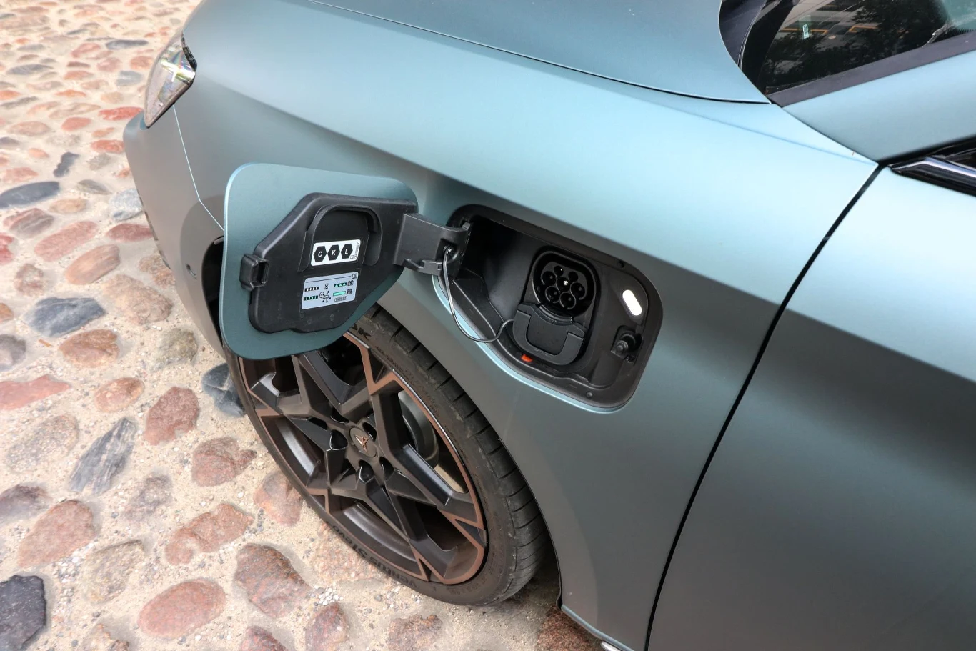 Cupra Leon w nowej wersji hybrydowej wyposażona jest teraz w większy akumulator. Jego pojemność to 19,7 kWh netto. 