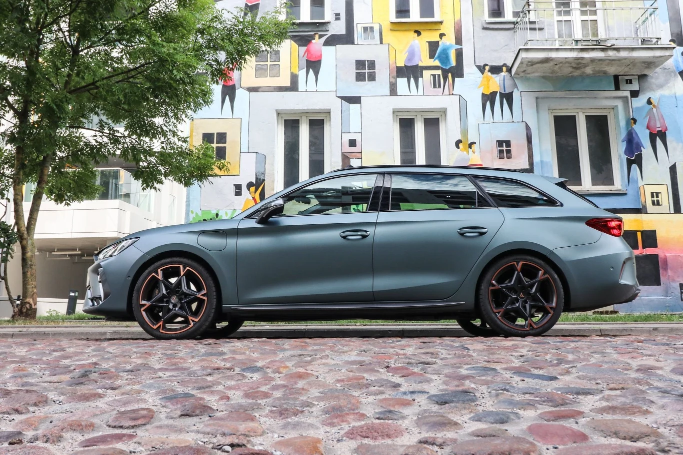 Cupra Leon e-Hybrid jest zauważalnie cięższa po modernizacji. To przekłada się na przyspieszenie.