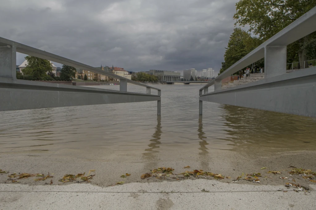 Wrocław. Podwyższony stan rzeki Odry N/z zalany deptak na bulwarze Dunikowskiego Wrocław. Podwyższony stan rzeki Odry N/z zalany deptak na bulwarze Dunikowskiego