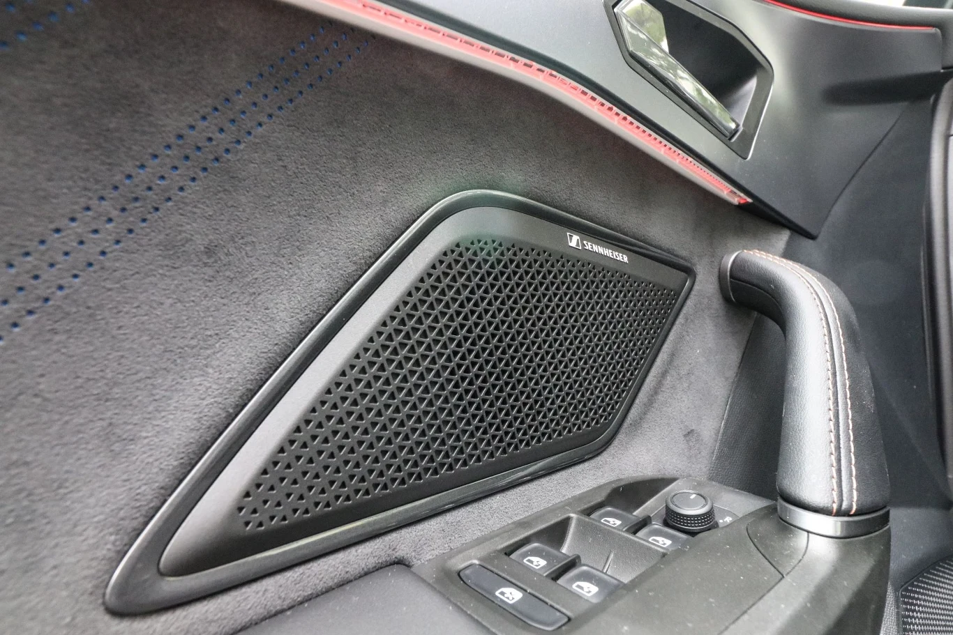 Cupra Leon po liftingu może być wyposażona w 10-głośnikowy system Sennheiser.