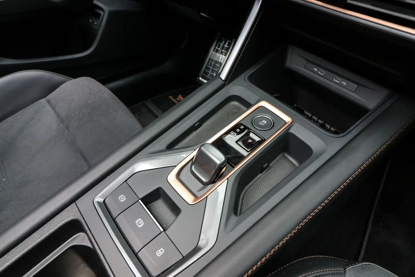 Cupra Leon e-Hybrid po modernizacji niezmiennie wyposażona jest w sześciobiegową skrzynię DSG.
