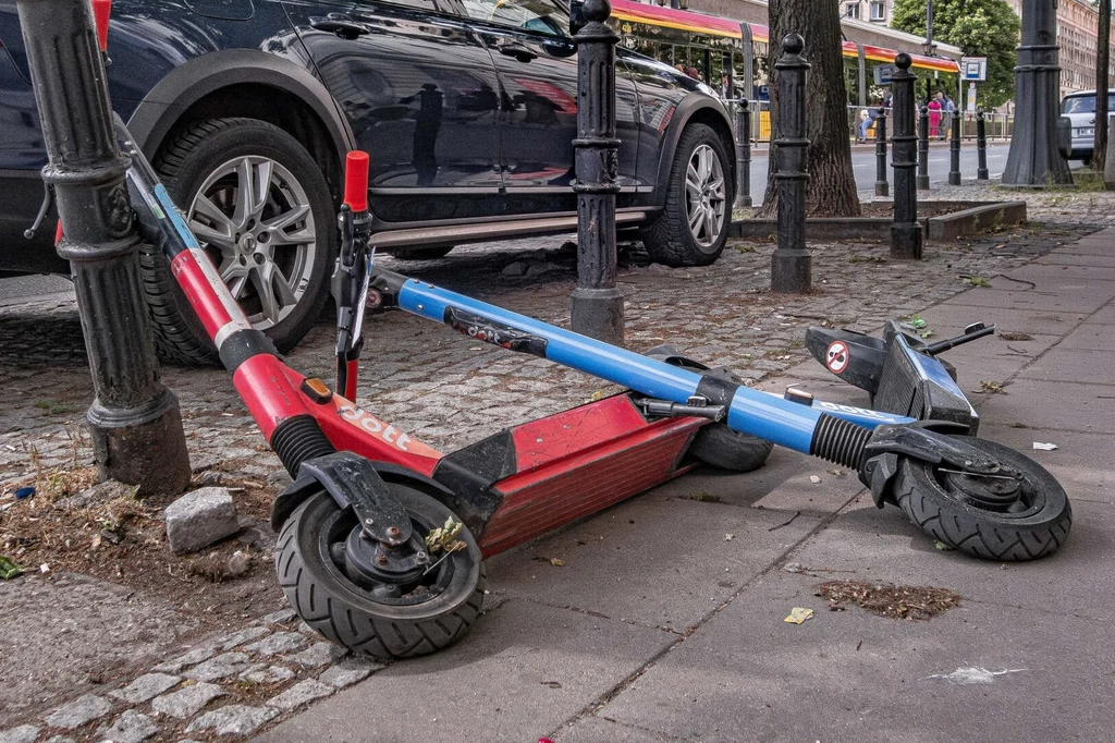 Wypadków z udziałem hulajnóg elektrycznych jest dużo więcej niż w zeszłym roku. 