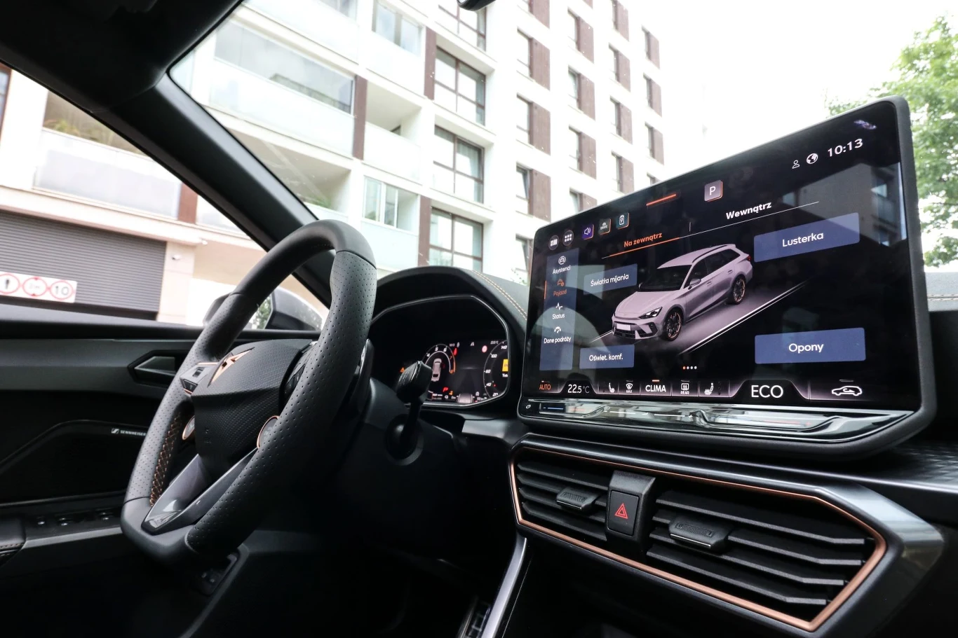 Cupra Leon po modernizacji wyposażona został w większy ekran multimediów - ma on 12,9 cala.