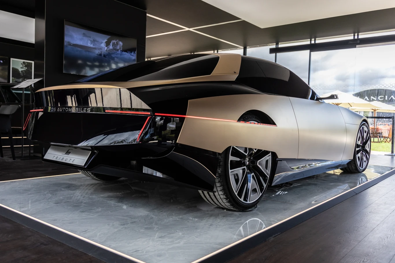 Dwukolorowe nadwozie, z nowoczesną interpretacją złotego lakieru, nawiązuje do oryginalnego koloru, który znalazł się w ofercie Citroena w 1971 roku.