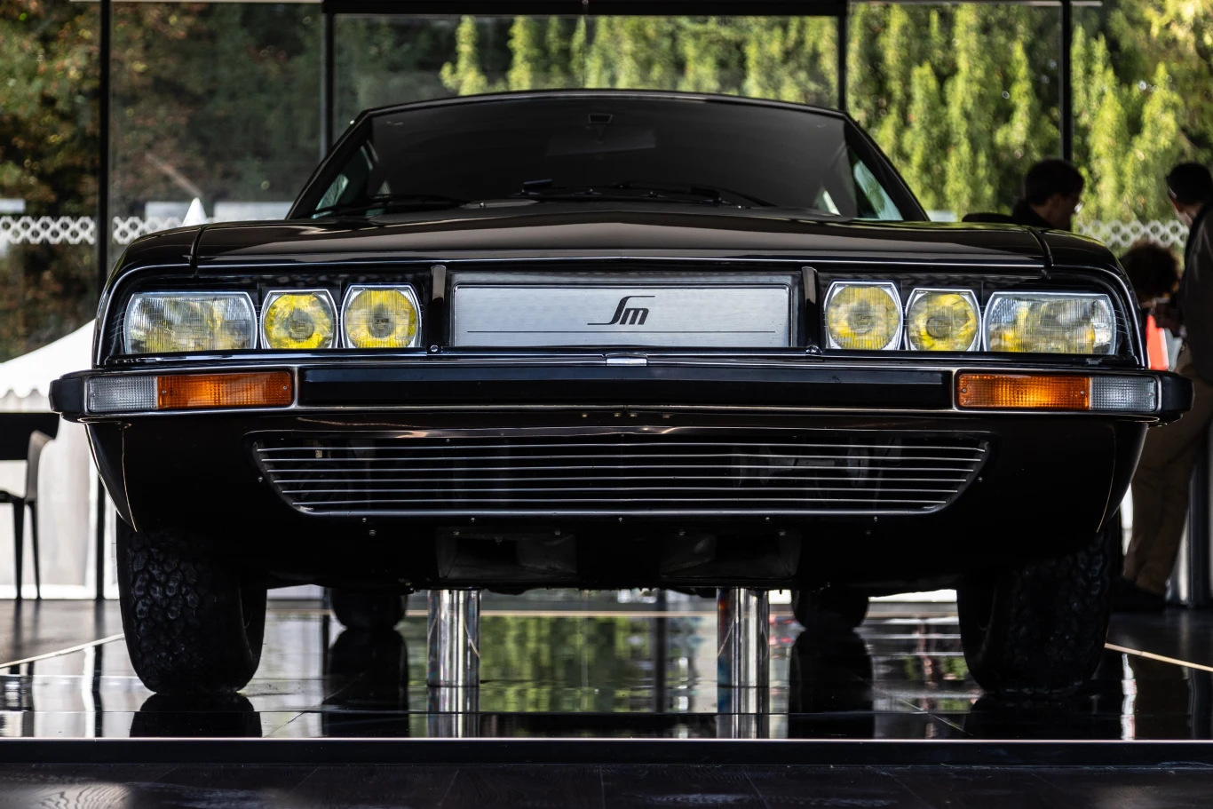 Citroën SM, luksusowe coupé produkowane w latach 1970-1975, to prawdziwy miks elegancji i inżynieryjnej finezji. Z jednej strony łączył go bliski związek z kultowym DS-em, z drugiej zaś pod maską skrywał silnik, który dzielił z Maserati.