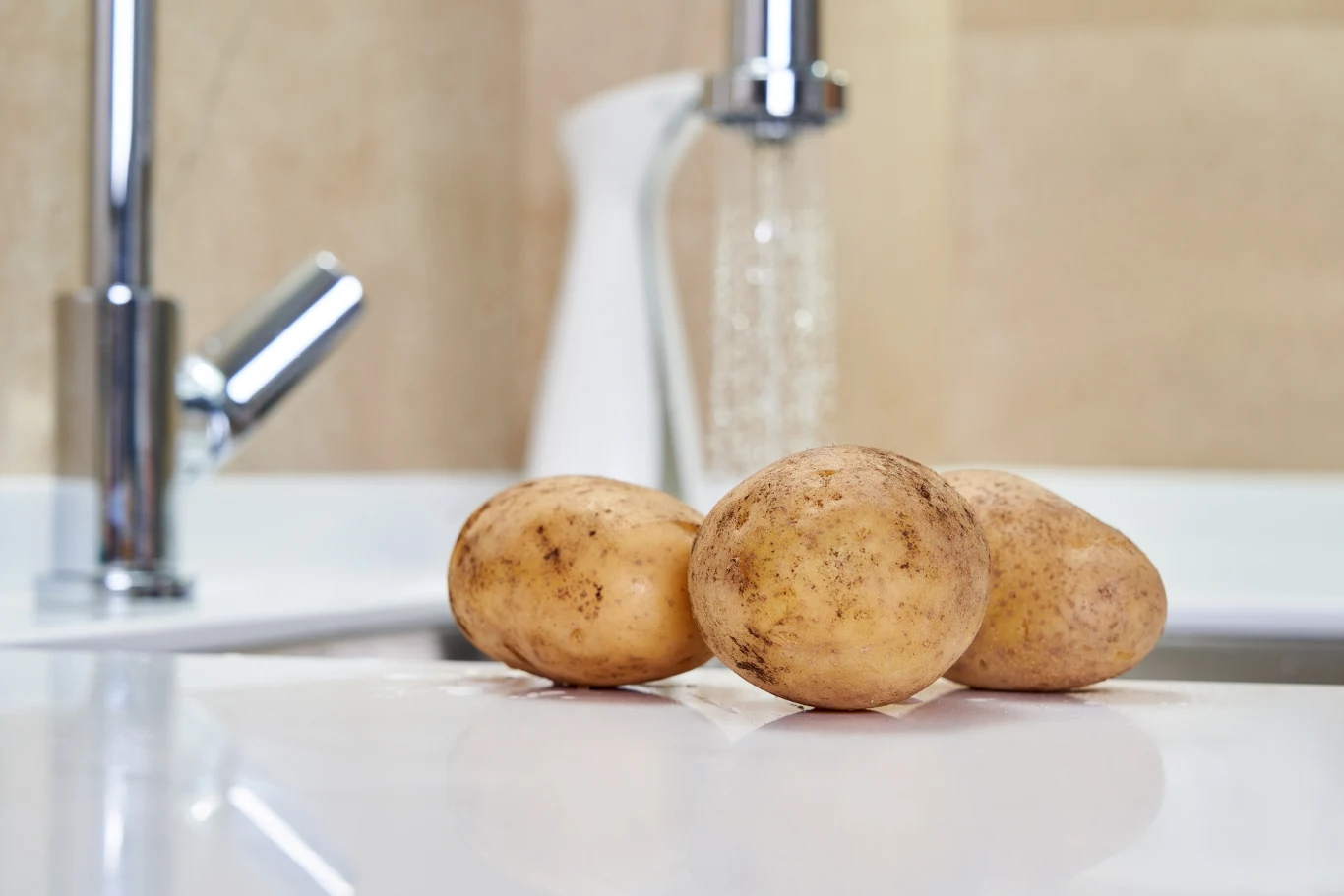 Jak pozbyć się rybików z łazienki? Wykorzystaj trik z ziemniakiem. Jak pozbyć się rybików z łazienki? Wykorzystaj trik z ziemniakiem.
