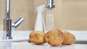 Zrób dziurę w ziemniaku i połóż w łazience. Rozwiążesz uciążliwy problem 