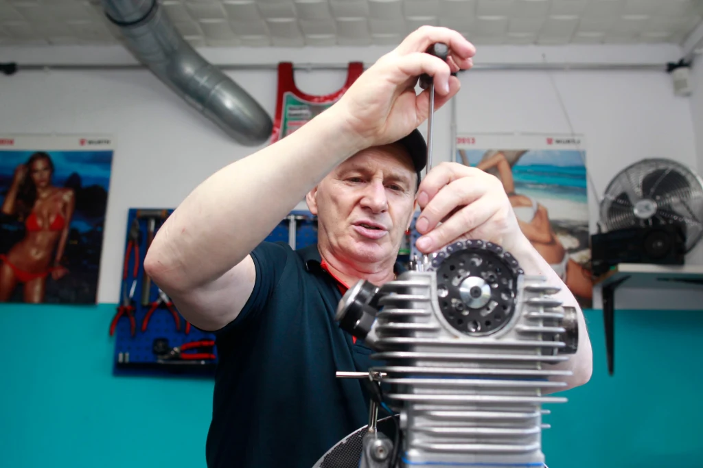 Tuner Ryszard Kowalski w pracy nad silnikiem. Tuner Ryszard Kowalski w pracy nad silnikiem.