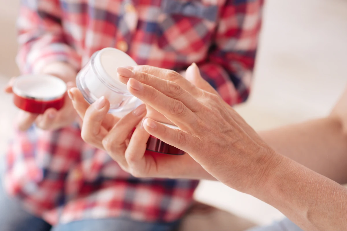 W kosmetykach antysmogowych znajdują się m.in. antyoksydanty, kwas hialuronowy czy filtry przeciwsłoneczne