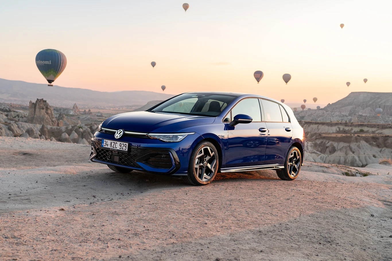 Volkswagen Golf świętował swoje 50. urodziny w Kapadocji.