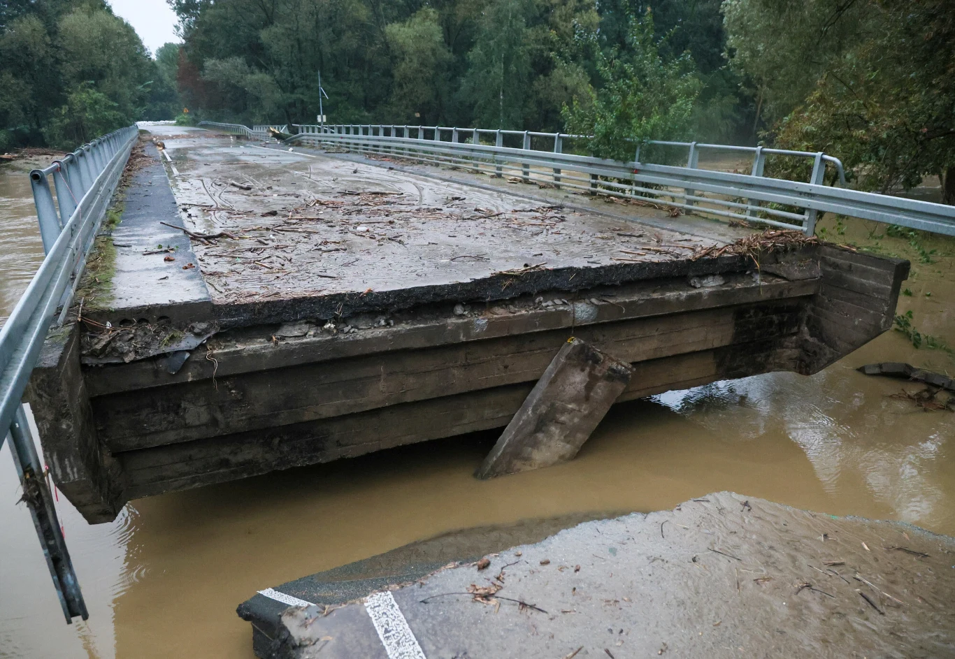 Powódź 2024. Most na rzece Biała Głuchołaska Powódź 2024. Most na rzece Biała Głuchołaska