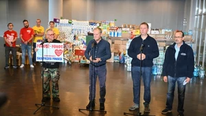 Premier i Owsiak o doraźnej pomocy. Pierwsze tiry już jadą do powodzian