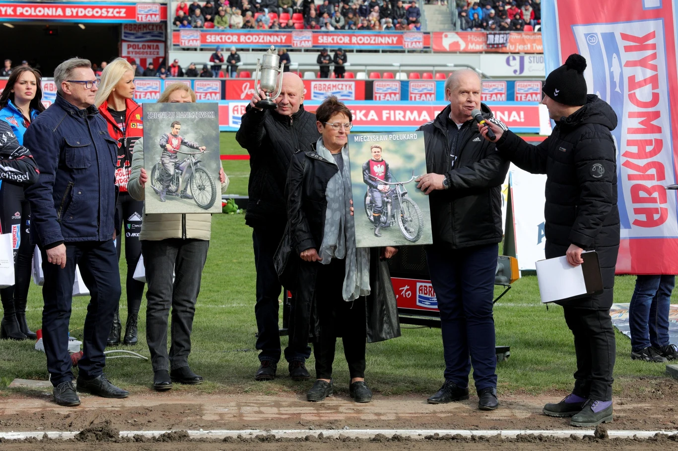 Jerzy Kanclerz i Jarosław Gamszej wręczają pamiątkowe obrazy rodzinie Raniszewskiego. Jerzy Kanclerz i Jarosław Gamszej wręczają pamiątkowe obrazy rodzinie Raniszewskiego.