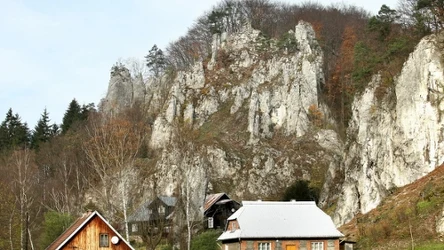 ​To jedna z najpiękniejszych wsi w Polsce. Leży w Parku Narodowym i przyciąga tłumy turystów