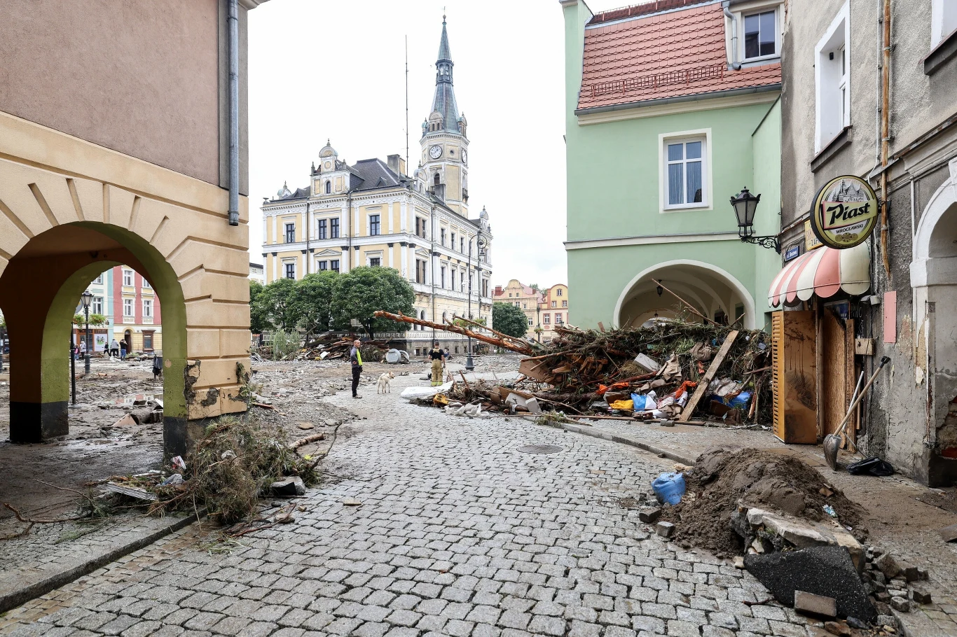 Podmyte kamieniczki w Lądku-Zdroju. Podmyte kamieniczki w Lądku-Zdroju.