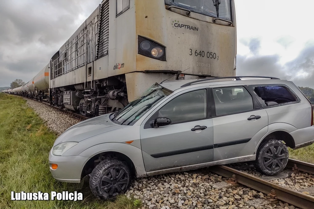 O włos od tragedii na torach. Policja zatrzymała kierowcę