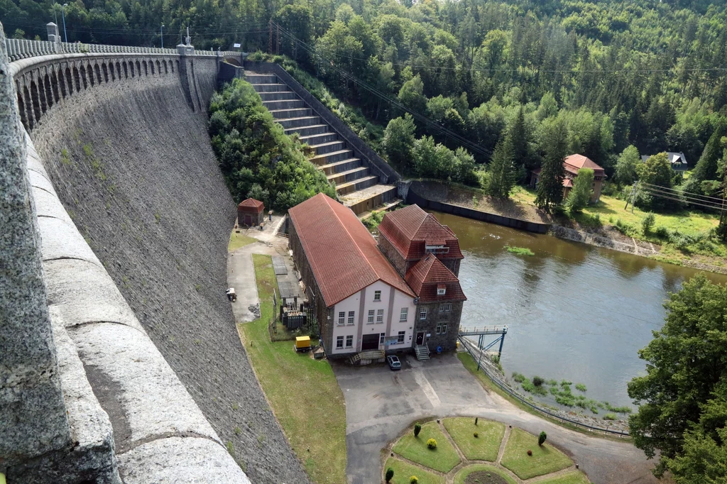 Elektrownia wodna i zapora na rzece Bóbr w czasach spokojnych wód są atrakcją turystyczną 