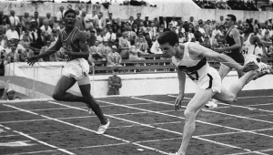 Otis Davis (z lewej) wpadł na metę w biegu na 400 m w Rzymie niemal równo z Niemcem Carlem Kaufmannem. Obaj pobili rekord świata, złoto dostał Amerykanin