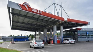 Strażacy i inne służby biorące udział w akcji powodziowej na stacjach Orlenu tankują za darmo