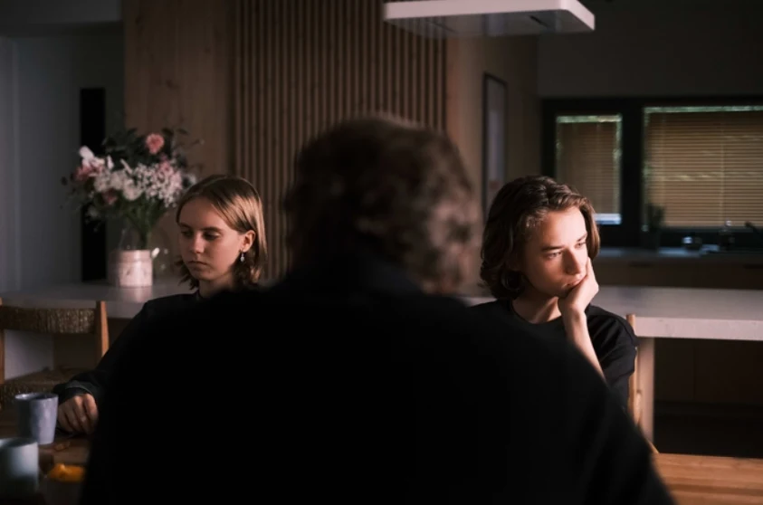 Kadr z filmu "Dla waszego dobra"