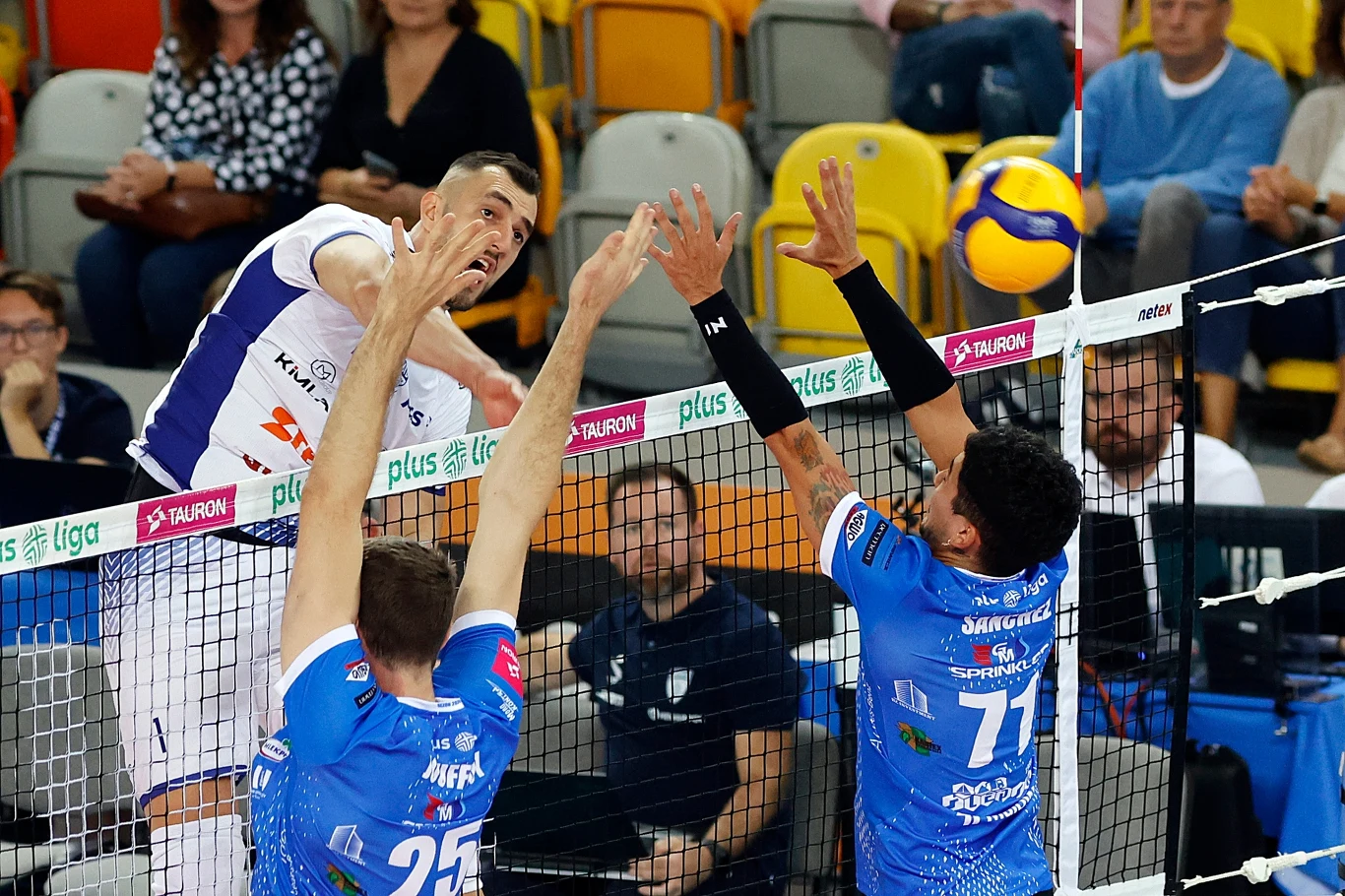 Atakuje Bartłomiej Lipiński z Steam Hemarpol Norwida Częstochowa