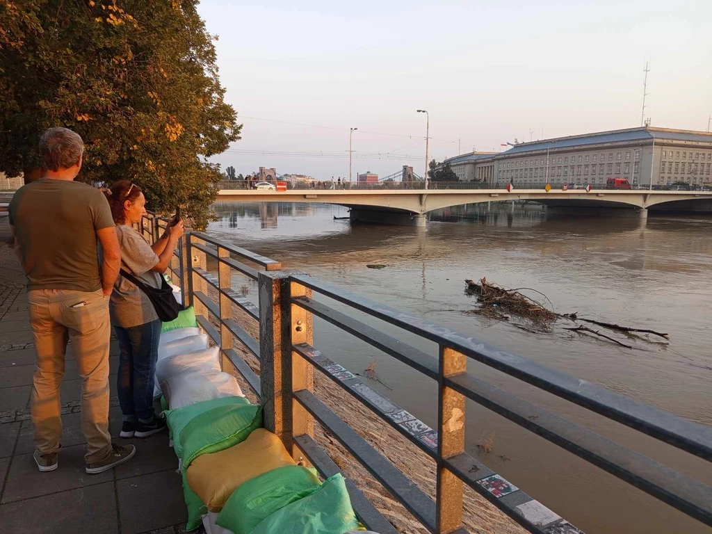 Odra wysyła Wrocławiowi "sygnały ostrzegawcze". Dużych rozmiarów konar to jeden z nich Odra wysyła Wrocławiowi "sygnały ostrzegawcze". Dużych rozmiarów konar to jeden z nich