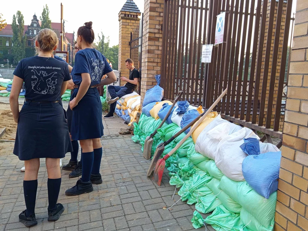 W układanie worków przy rzece zaangażowali się harcerze W układanie worków przy rzece zaangażowali się harcerze