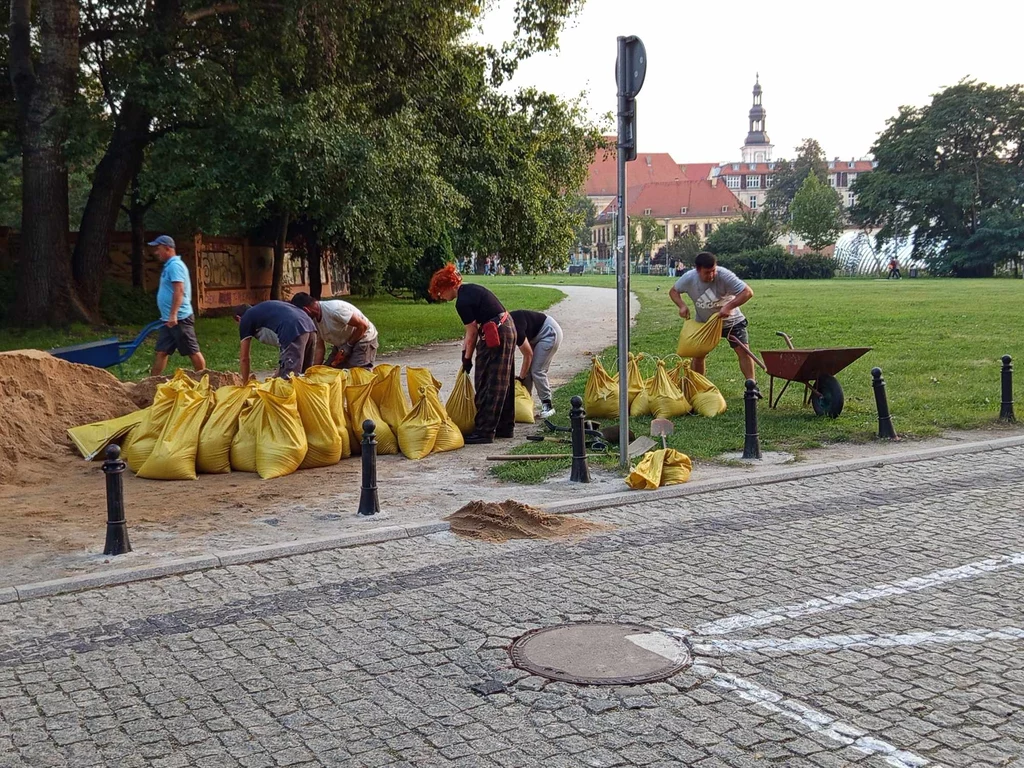 Jedna z ekip pracujących nad zabezpieczaniem miasta Jedna z ekip pracujących nad zabezpieczaniem miasta