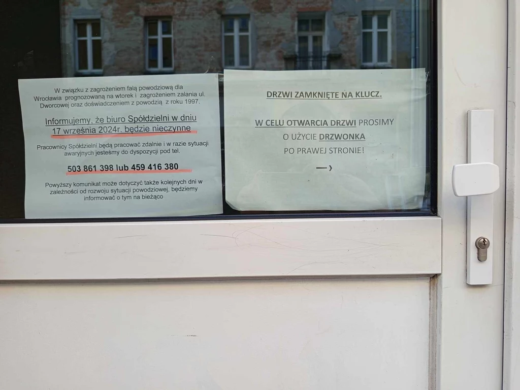 Ogłoszenie na drzwiach biura spółdzielni mieszkaniowej Ogłoszenie na drzwiach biura spółdzielni mieszkaniowej