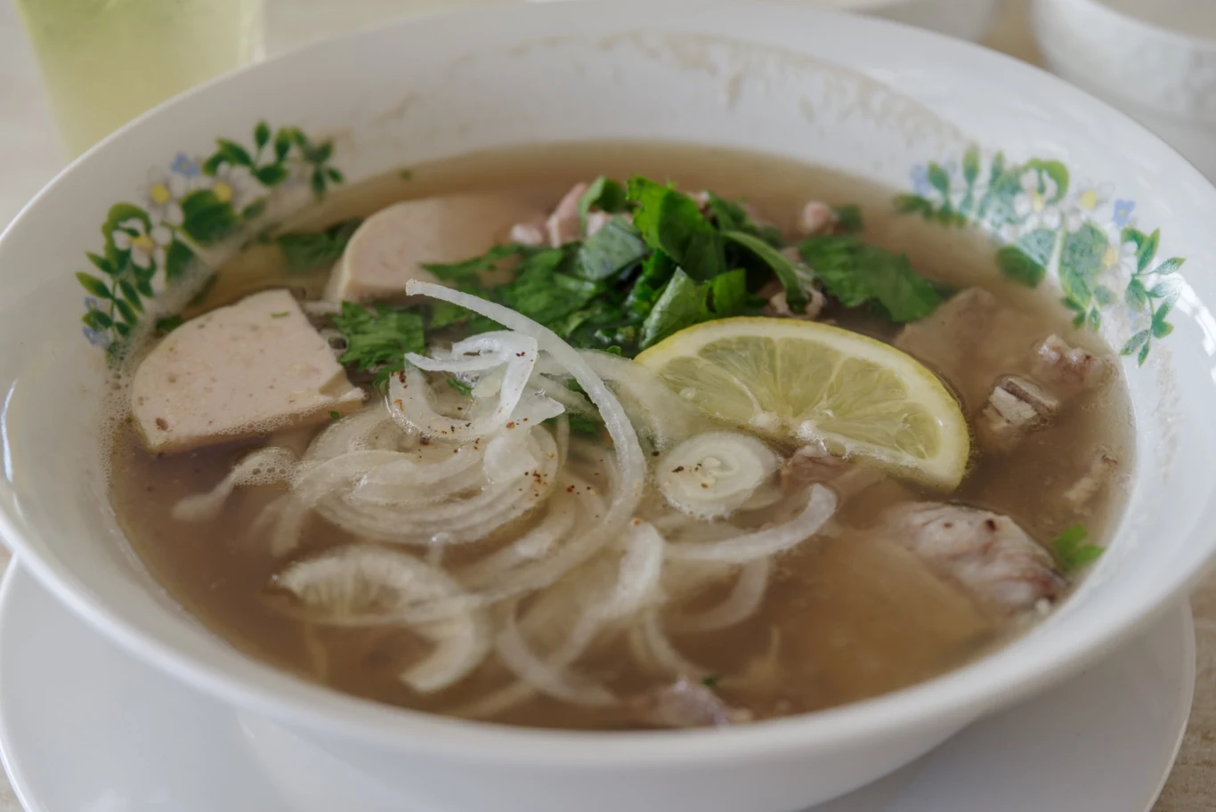 Zupa pho ga to drobiowy wywar z dodatkiem przypraw korzennych Zupa pho ga to drobiowy wywar z dodatkiem przypraw korzennych