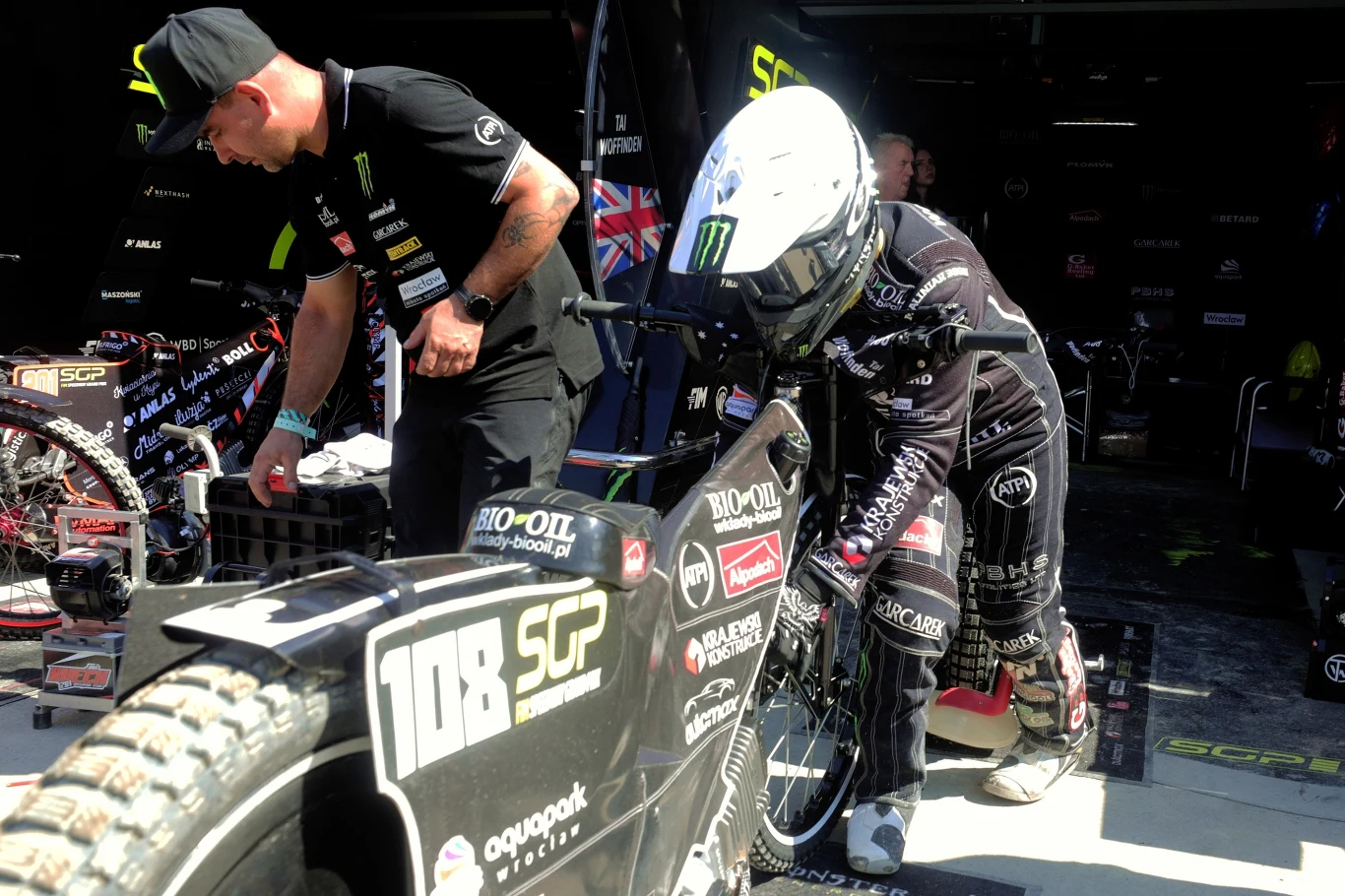 Tai Woffinden sprawdza amortyzatory.