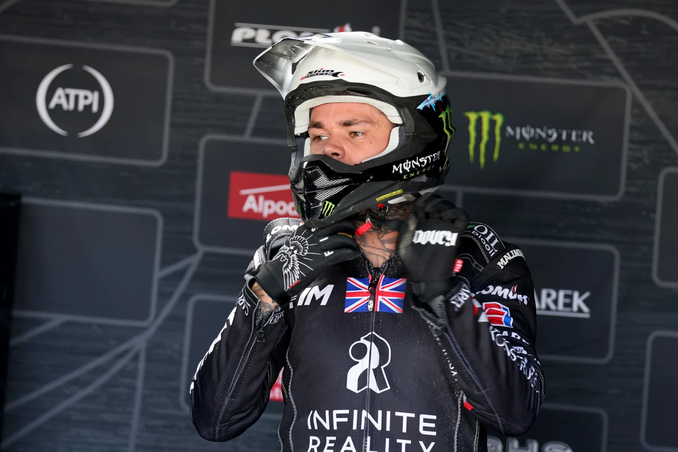 Tai Woffinden szykuje się do wyjazdu na tor. Tai Woffinden szykuje się do wyjazdu na tor.