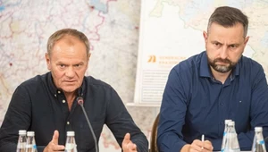 40 zł za zgrzewkę wody, 100 proc. więcej za kalosze. Premier ostrzega