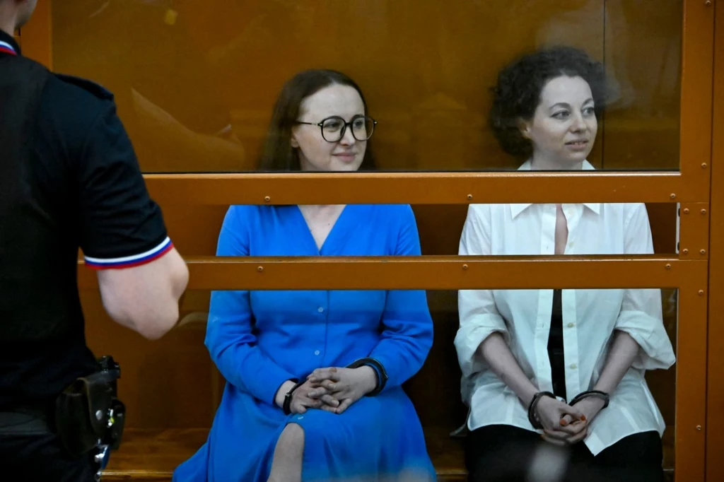 Żenia Berkowicz (z prawej) i Swietłana Pietrijczuk podczas ogłoszenia wyroku w procesie o "wspieranie terroryzmu”, Moskwa, 8 lipca br. Żenia Berkowicz (z prawej) i Swietłana Pietrijczuk podczas ogłoszenia wyroku w procesie o "wspieranie terroryzmu”, Moskwa, 8 lipca br.