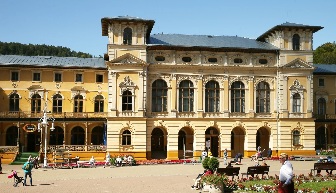 Krynicki deptak to uwielbiane przez turystów miejsce. 