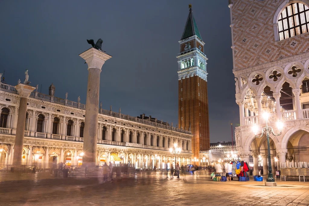 Słynny skrzydlaty lew stoi na Piazza San Marco w Wenecji