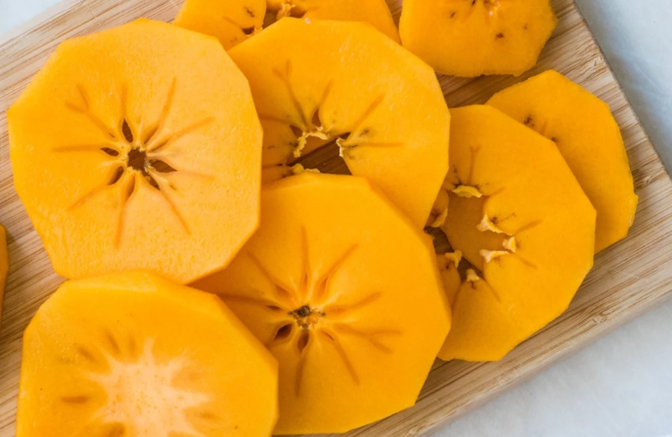 Kaki zawiera dużą ilość magnezu, dzięki czemu zadba o serce | Fot. alpaksoy