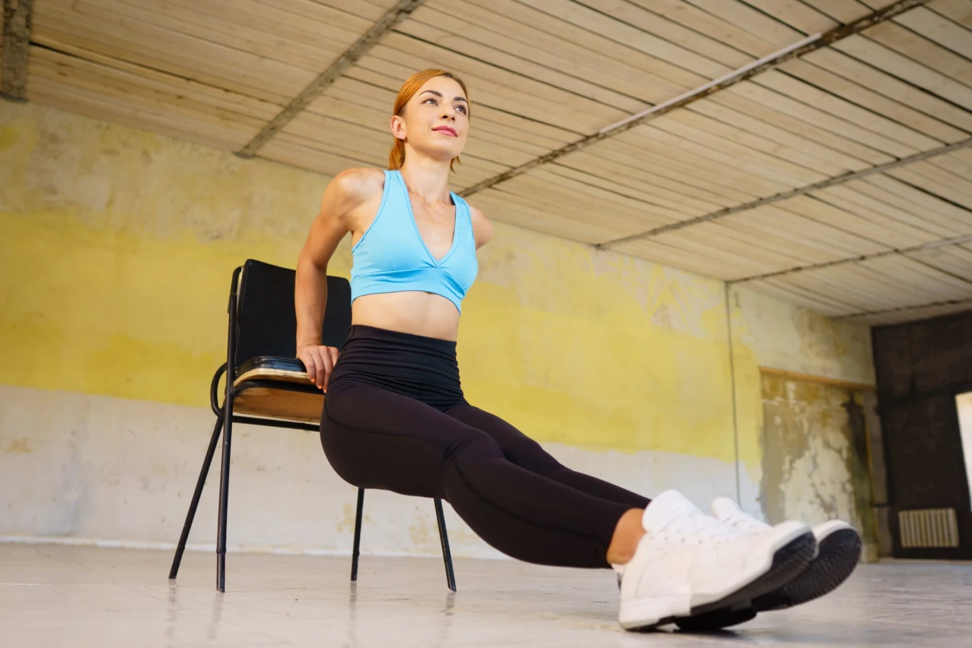 Krzesło jako przyrząd do ćwiczeń pozwala na skuteczne wzmacnianie mięśni brzucha bez nadmiernego obciążania kręgosłupa i stawów Krzesło jako przyrząd do ćwiczeń pozwala na skuteczne wzmacnianie mięśni brzucha bez nadmiernego obciążania kręgosłupa i stawów