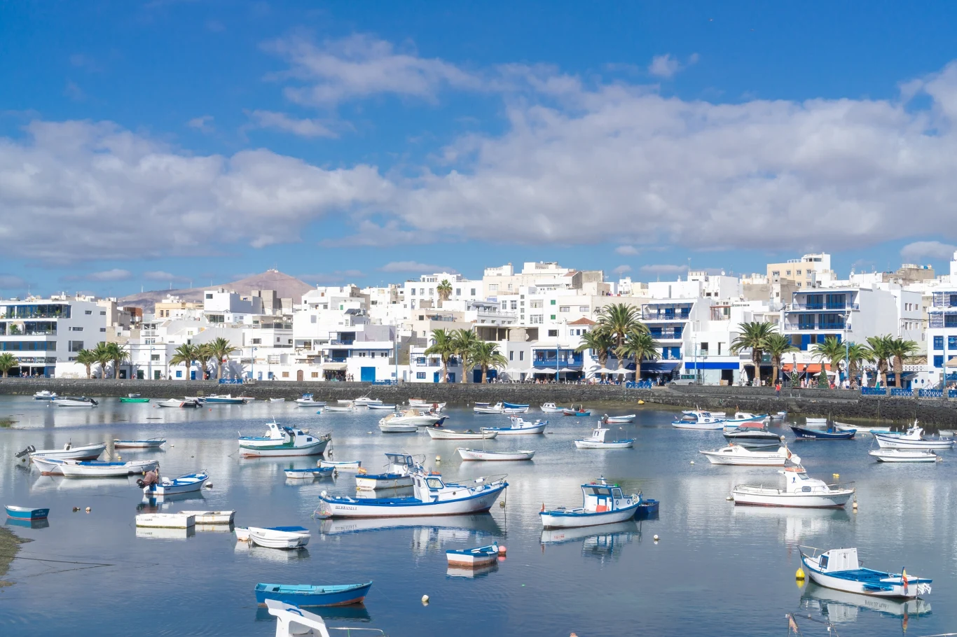 Zatoczka i zabudowa typowa dla Lanzarote.