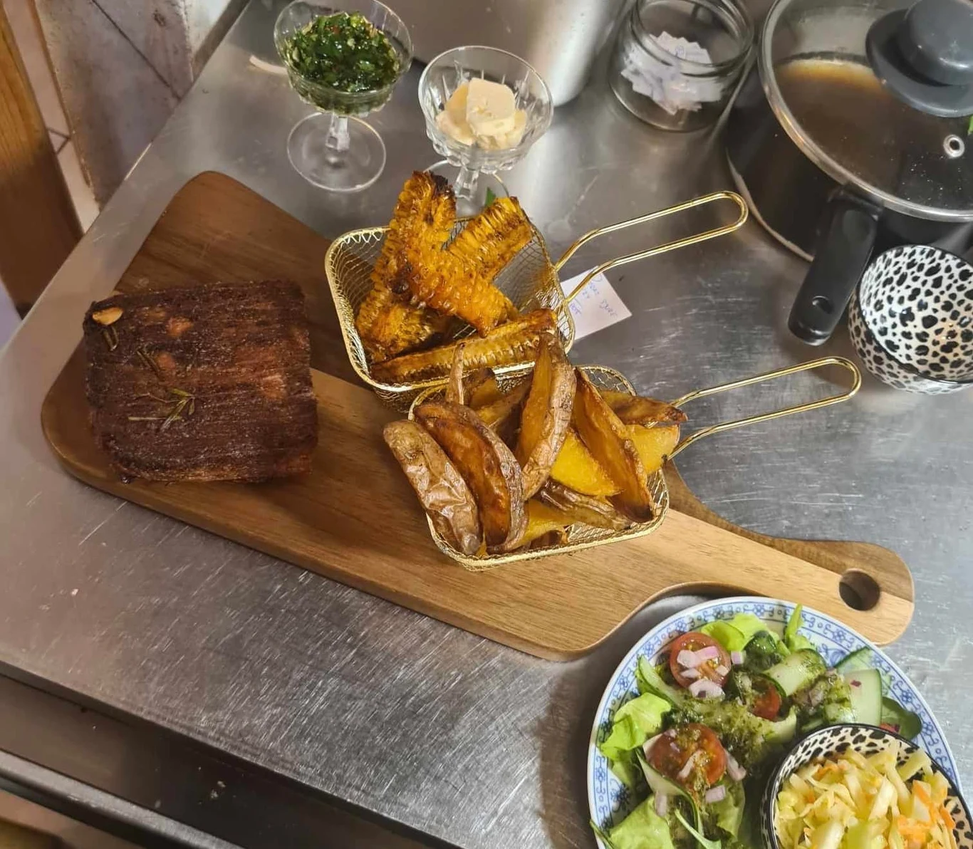 Wegański obiad dla dwóch osób. Stek z 3D, kukurydza, pieczone ziemniaki, roślinne masło czosnkowe i sałatka