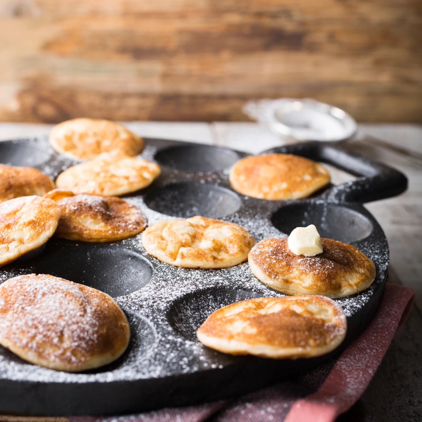 Poffertjes smaży się na specjalnej patelni