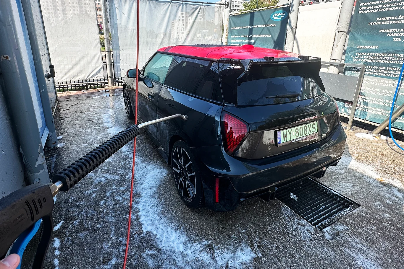 Zazwyczaj im nowszy samochód, tym lakier jest bardziej miękki i delikatny, a co za tym idzie - wrażliwy na uszkodzenia.