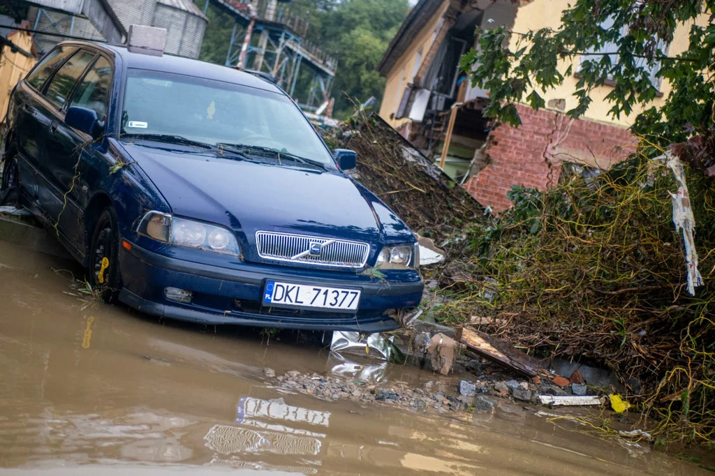 Polisa autocasco zwykle chroni na wypadek powodzi, jednak trzeba mieć świadomość ważnych wyłączeń