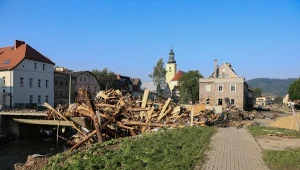 Na terenach Polski zalanych wodą okradane są sklepy, domy a nawet wozy strażackie. Na zdjęciu Lądek-Zdrój